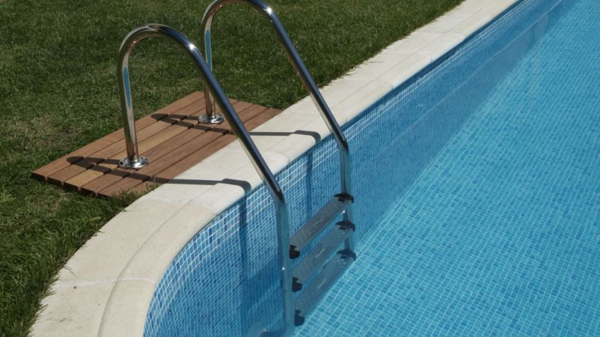 Escalera piscina