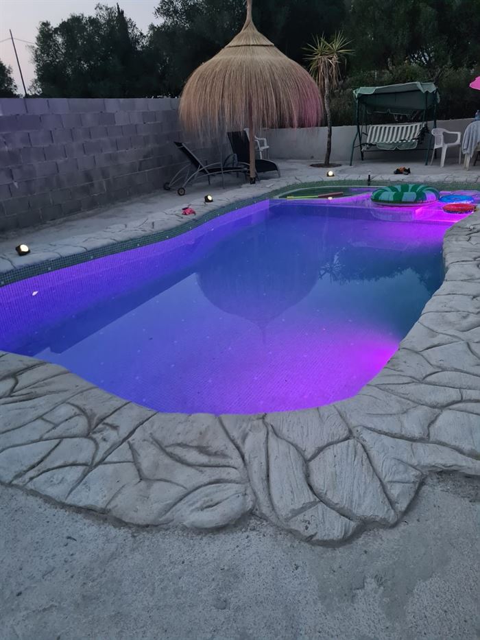 iluminacion de piscina RGB Tarragona morado